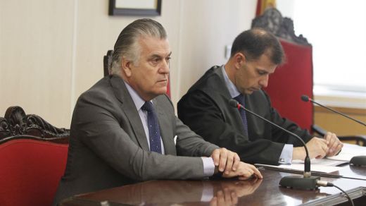 El juez cita a Bárcenas y su mujer, pero no a Cospedal y su marido por la 'Operación Kitchen'