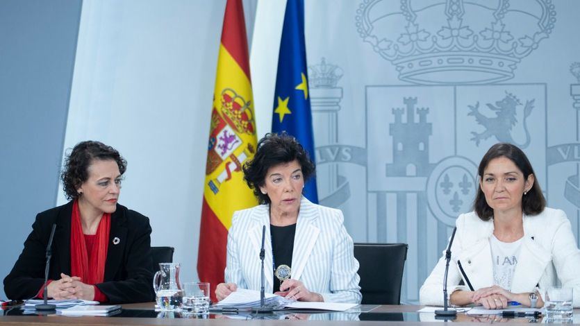 La ministra de Educación y Formación Profesional y portavoz del Gobierno, María Isabel Celaá, junto a la ministra de Industria, Comercio y Turismo, Reyes Maroto, y la ministra de Trabajo, Migraciones y Seguridad Social, Magdalena Valero, durante la rueda de prensa posterior al Consejo de Ministros.