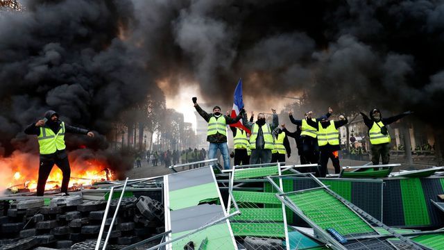 Más de mil 'chalecos amarillos' detenidos en París en el cuarto fin de semana de protestas contra Macron