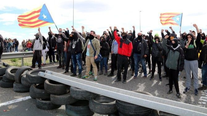 Los CDR bloquean durante 15 horas la AP-7 sin que intervengan los Mossos