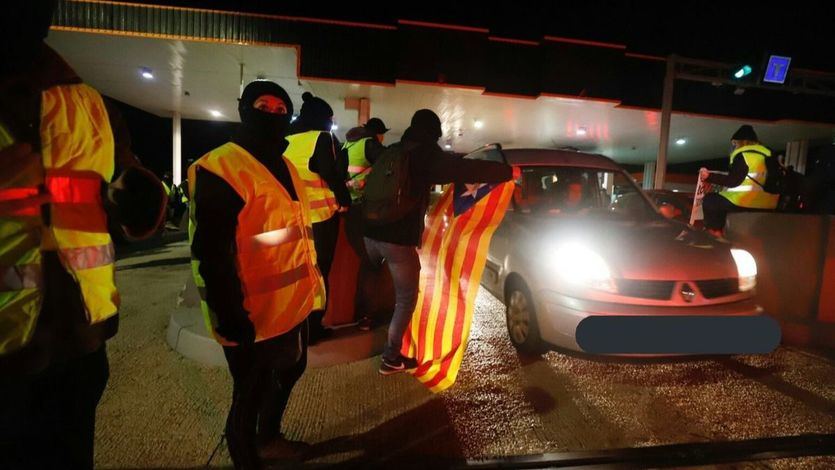 Otra vez, pasividad de los Mossos ante el caos de los CDR, que boicotearon carreteras y peajes