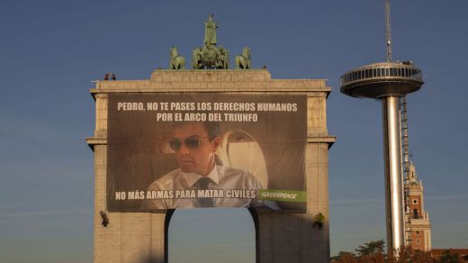 Greenpeace cuelga un meme gigante en el Arco del triunfo franquista para concienciar sobre los derechos humanos