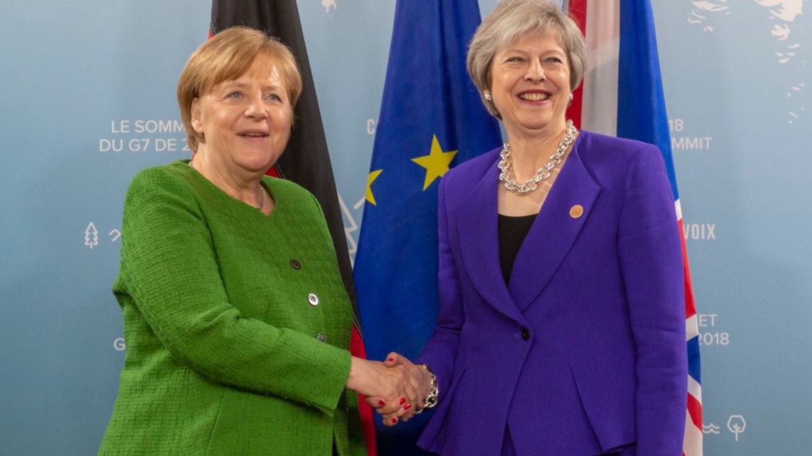 Theresa May se reunirá con Merkel el jueves tras aplazar la votación del Brexit en su país