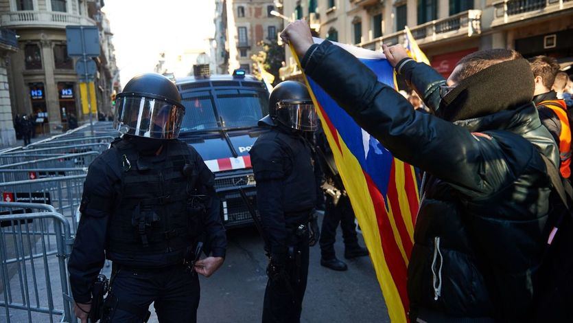 Tensa jornada de protestas en Cataluña: 12 detenidos y 51 heridos, de los cuales 30 eran mossos
