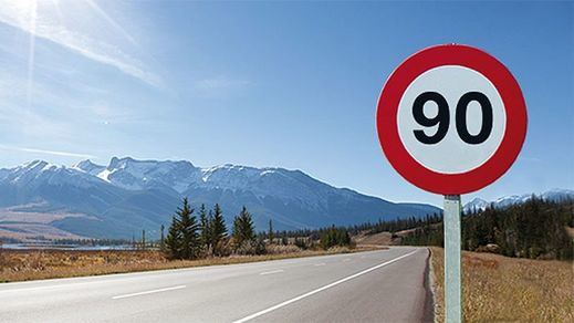 El límite de velocidad en las carreteras secundarias de un solo carril por sentido será de 90 km/h