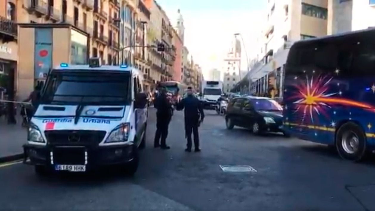 Extraño 'choque' de una furgoneta robada con la Guardia Urbana de Barcelona en pleno despliegue antiterrorista