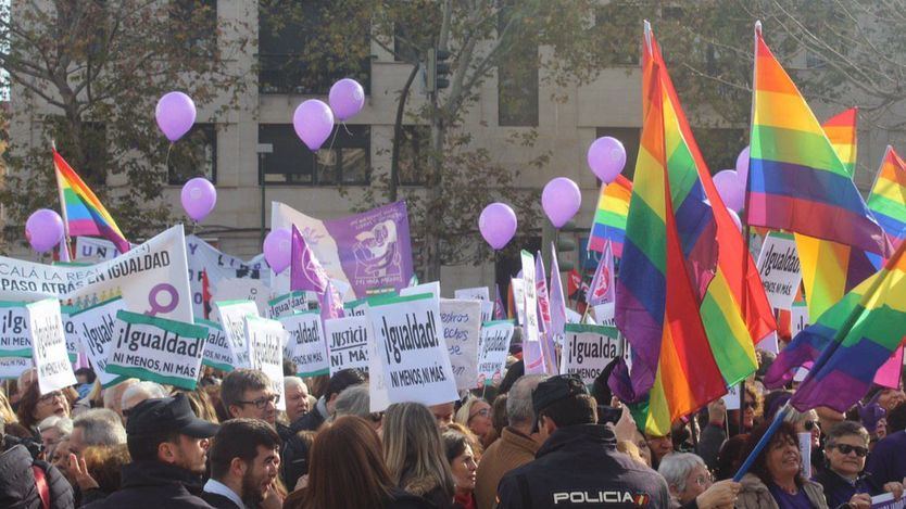 'En igualdad ni un paso atrás': multitudinaria protesta feminista frente al Parlamento andaluz