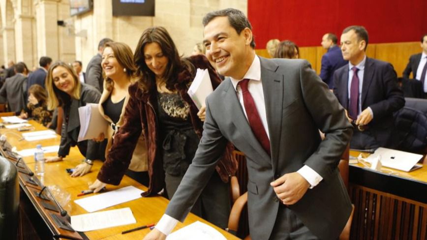 Juanma Moreno, investido presidente de Andalucía con los votos de Cs y Vox