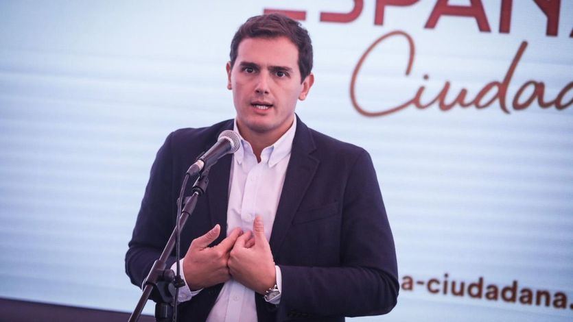 Albert Rivera, increpado e insultado por un grupo de taxistas en Atocha