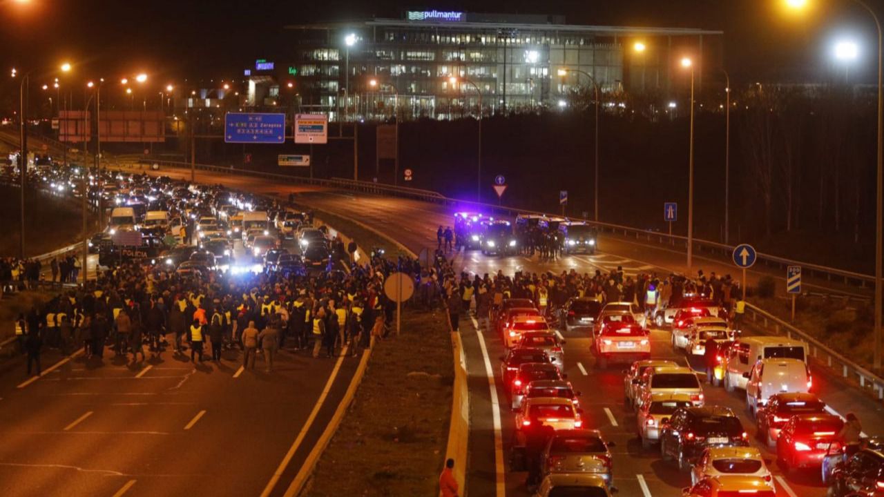 Los taxistas madrileños mantienen la huelga indefinida mientras los de Barcelona la cancelan