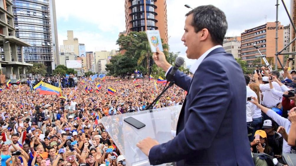Venezuela, con dos gobiernos: el líder opositor Juan Guaidó se autoproclama presidente