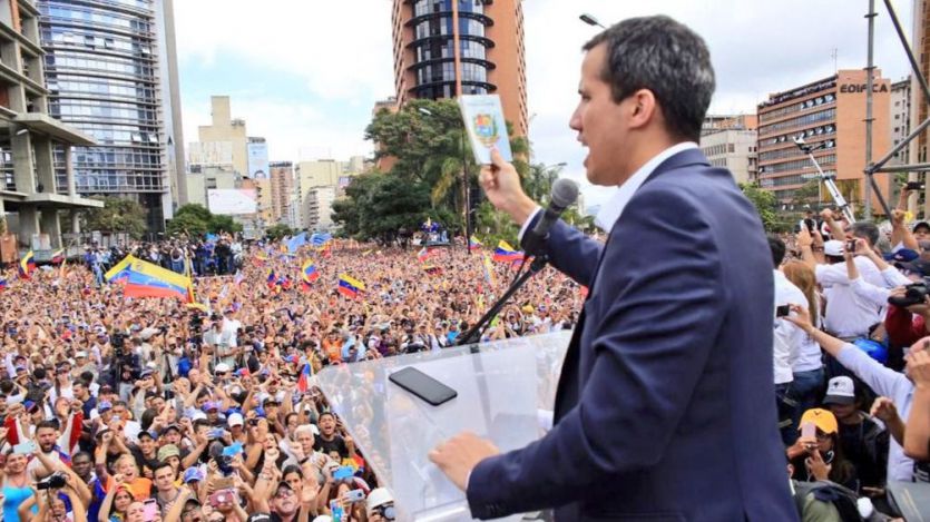 Venezuela se rompe con dos gobiernos: el líder opositor Juan Guaidó se autoproclama presidente y EEUU lo reconoce