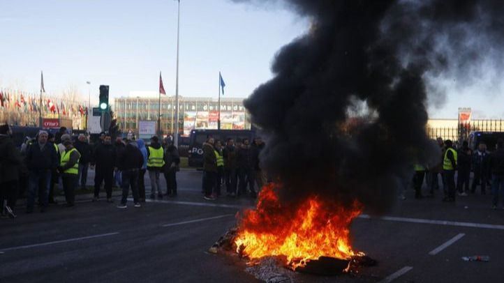 Los taxistas de Madrid amenazan con protestas "más contundentes" en su huelga indefinida