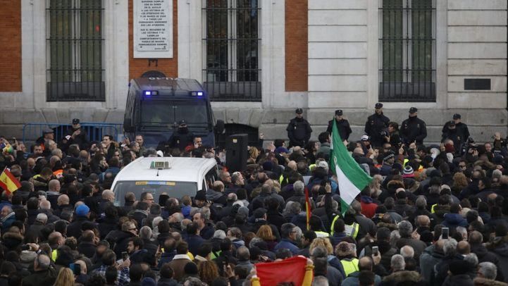 Los taxistas toman la Puerta del Sol para clamar contra el Gobierno madrileño del PP