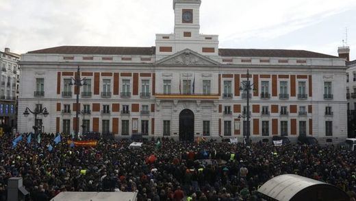 Los taxistas toman la Puerta del Sol para clamar contra el Gobierno madrileño del PP