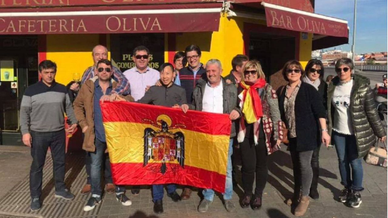 Una alcaldesa del PP defiende su posado con la bandera franquista tras una visita al Valle de los Caídos