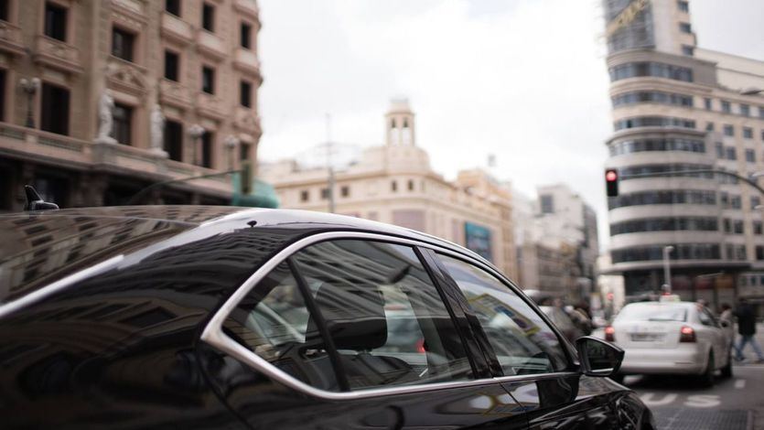 Despido inmediato de más de 3.500 conductores de VTC tras la marcha de Uber y Cabify de Barcelona