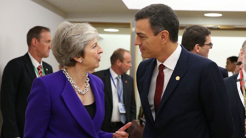 El presidente del Gobierno, Pedro Sánchez, saluda a la primera ministra de Gran Bretaña, Theresa May, antes de comenzar la reunión del Consejo Europeo en Bruselas.