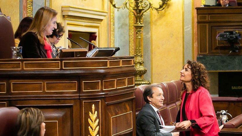 La ministra de Hacienda, María Jesús Montero, y la presidenta del Congreso, Ana Pastor