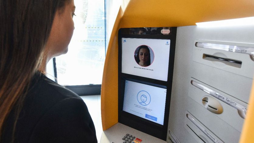 CaixaBank, primer banco del mundo que utiliza el reconocimiento facial en sus cajeros para sacar dinero