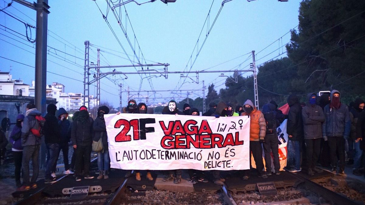 Día negro en Cataluña con actuaciones de los CDR durante la huelga general: carreteras cortadas, estaciones paralizadas...