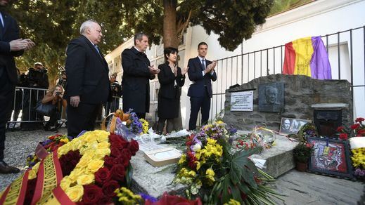 El Gobierno rinde homenaje al exilio republicano en las tumbas de Azaña y Machado