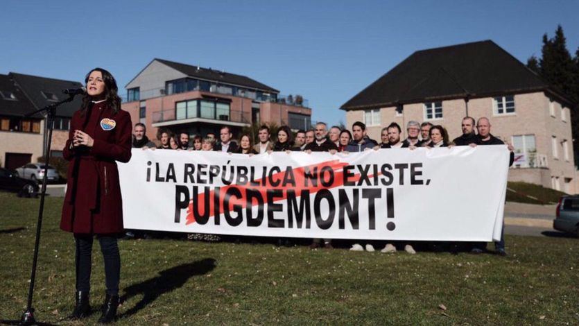 Arrimadas frente a la casa de Puigdemont en Waterloo