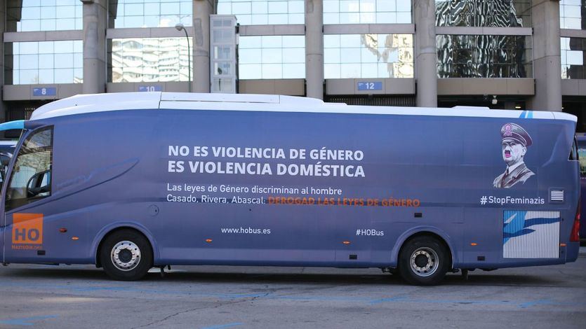 'HazteOir' vuelve a la carga con un autobús con el rostro de Hitler y el lema: 'Stop Feminazis'