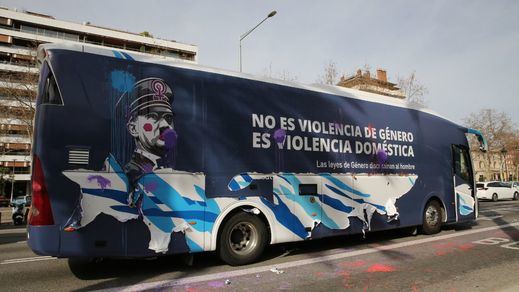 HazteOir denuncia que su autobús antifeminista fue asaltado por la extrema izquierda