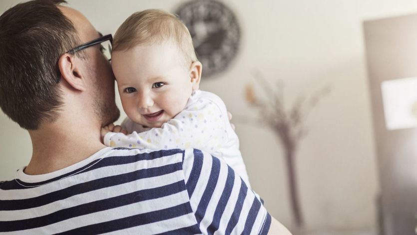 La ampliación de los permisos de paternidad está en el aire por un error en el BOE