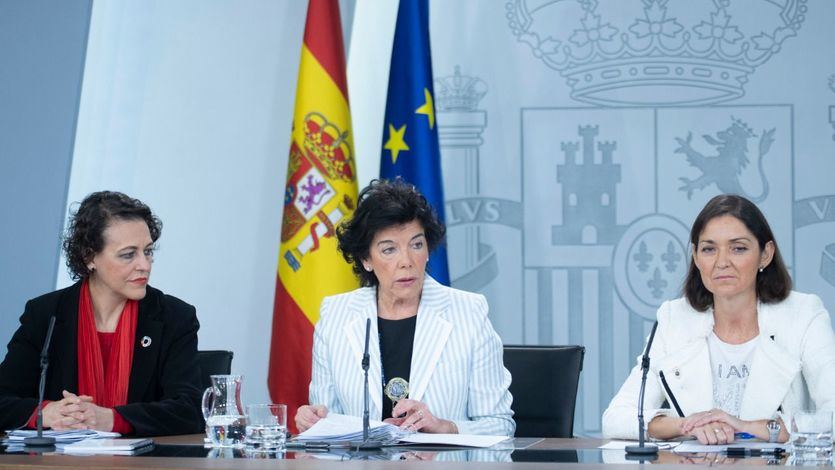 La ministra de Educación y Formación Profesional y portavoz del Gobierno, María Isabel Celaá, junto a la ministra de Industria, Comercio y Turismo, Reyes Maroto, y la ministra de Trabajo, Migraciones y Seguridad Social, Magdalena Valero, durante la rueda de prensa posterior al Consejo de Ministros.