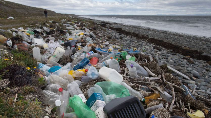 España apenas recupera el 25% de los envases plásticos, asegura Greenpeace