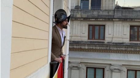 Santiago Abascal con casco histórico