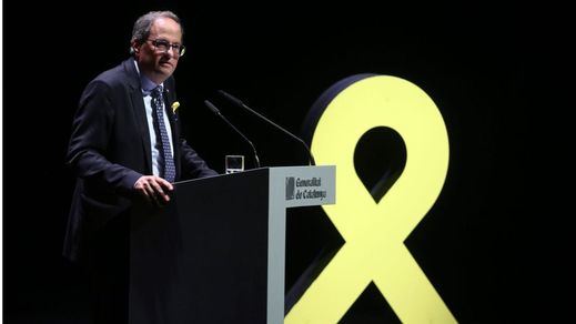 Torra desoye la orden de la Junta Electoral y mantiene los lazos amarillos