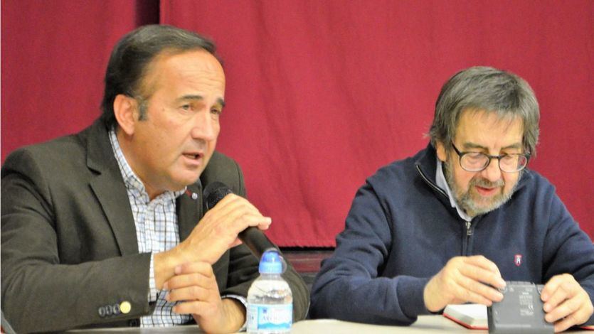 Un momento de la charla del ganadero Zacarías Moreno, en el uso de la palabra,con Miguel Ángel de Andrés a su izquierda.