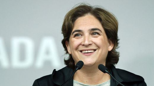 Ada Colau retira el lazo amarillo de la sede del Ayuntamiento de Barcelona y los independentistas la critican