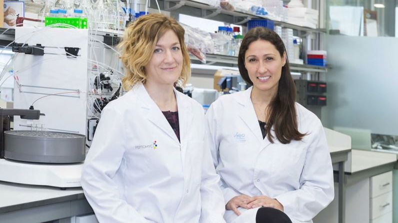 Investigadoras Laura Soucek y Marie-Eve Beaulieu del Vall d’Hebron Instituto de Oncología (VHIO)