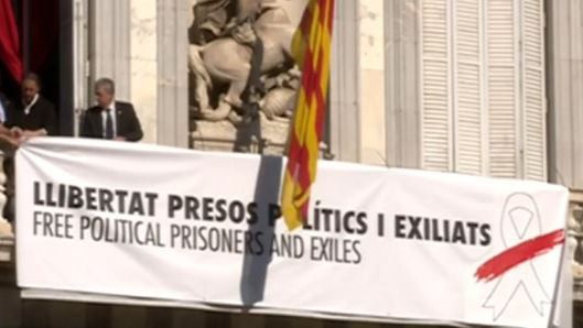 Cartel en favor de los políticos presos en la Generalitat