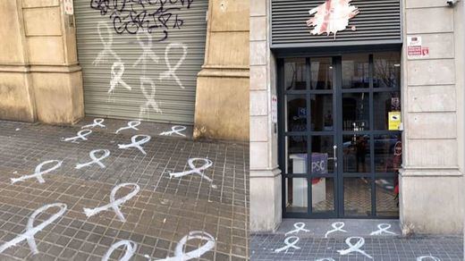 Pintadas de lazos blancos en la sede de los socialistas catalanes
