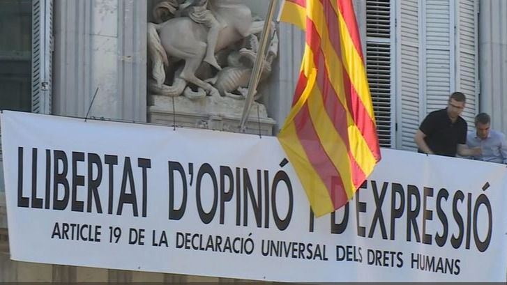 La Generalitat retira los lazos, pero no abandona la 'guerra de símbolos': Torra se querella contra la Junta Electoral y coloca una nueva pancarta