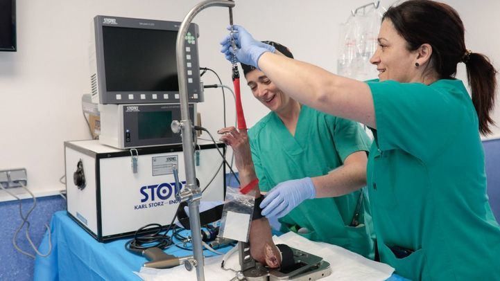 Dos técnicas preparan en el CDC un curso de artrosis de muñeca en el que participan cirujanos. (Foto: Kike Rincón)