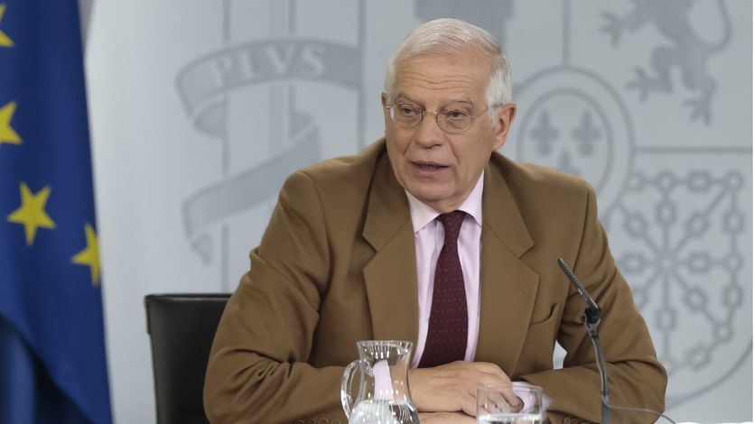 Borrell pierde los papeles y abandona una entrevista acusando al periodista de 'mentir'