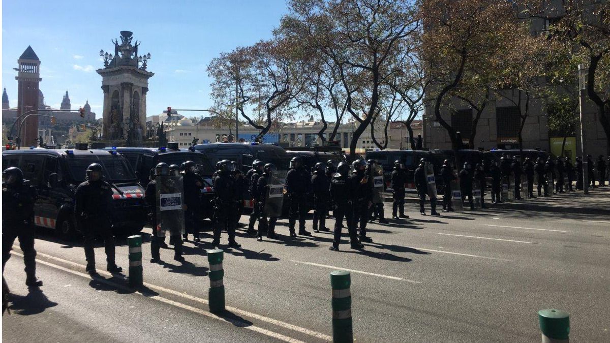 Alta tensión en Barcelona en la protesta independentista contra el acto de Vox