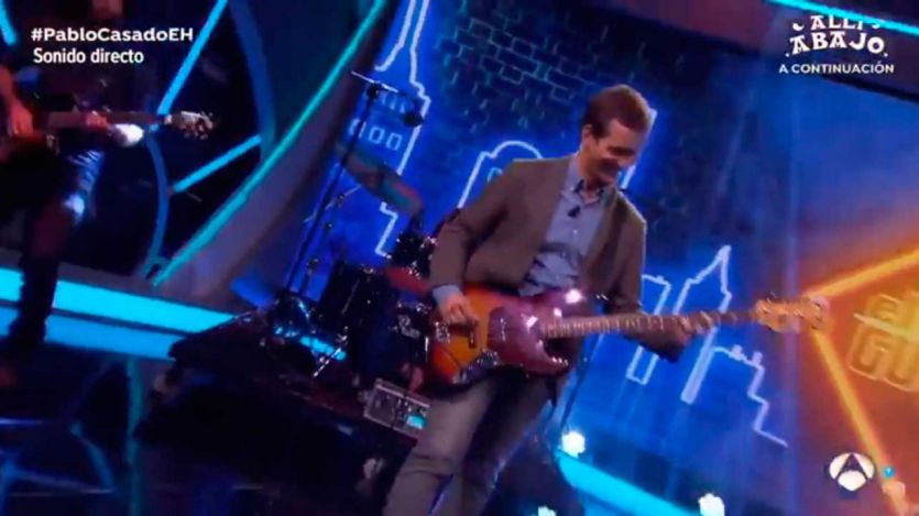 Pablo Casado toca el bajo en 'El Hormiguero'