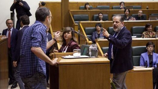 La monumental bronca en el Parlamento vasco durante el debate de la ley de abusos policiales