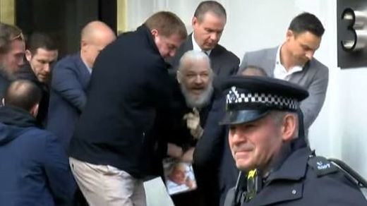 Assange, detenido en Londres después de que Ecuador le retirara el asilo