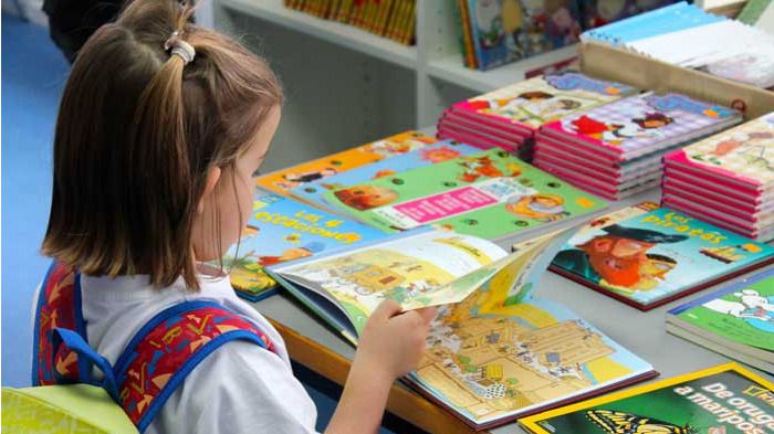 Un colegio de Barcelona censura 'La Caperucita Roja' y otros 200 cuentos infantiles