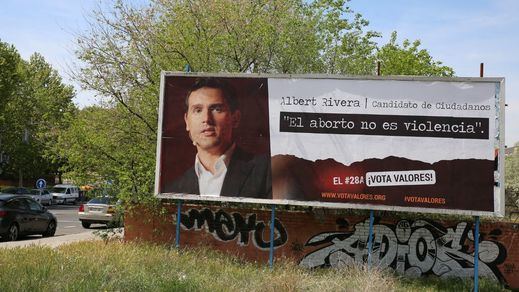 'Hazte Oír' hace una campaña incluso contra PP y Ciudadanos por apoyar el aborto, las leyes LGTBI...