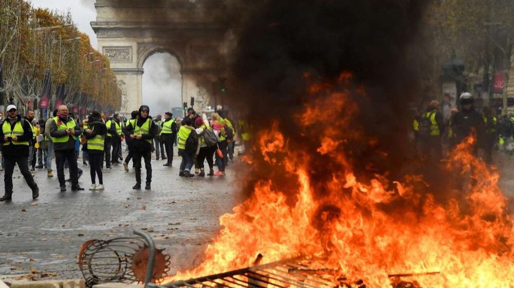 Francia: tensión con los 'chalecos amarillos' en plena lluvia de millones para Notre Dame
