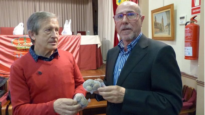 La Asociación Cultural Albacete en Madrid regaló "las mejores nueces, las de Nerpio", al polifacético Ángel Ñacle